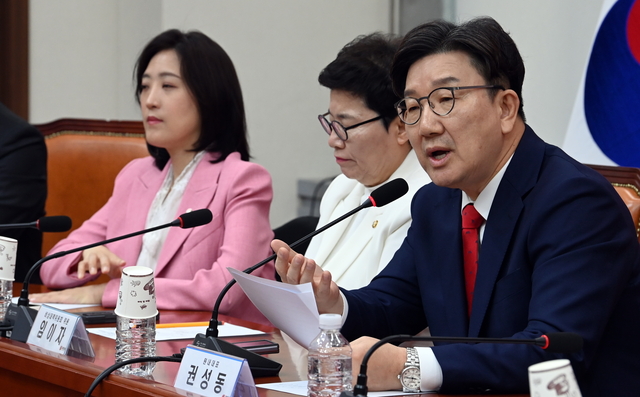 언성 높이는 권성동　  