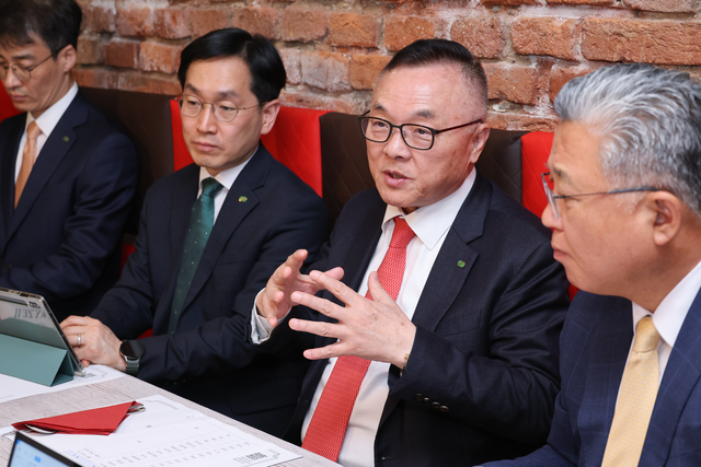 황주호(오른쪽 두 번째) 한국수력원자력 사장이 8일 체코 프라하에서 진행된 기자간담회에서 계약 체결이 지연된 체코 두코바니 신규 원전에 관해 설명하고 있다. 산업통상자원부 공동취재단