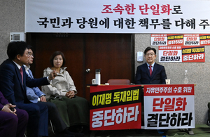 김문수 “끌어내리기 불응” …  권영세 “실망스럽다”