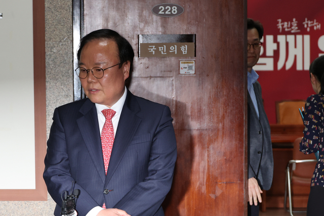 김문수 국민의힘 대선 후보측의 김재원 비서실장(왼쪽)이 9일 서울 여의도 국회에서 재개된 국민의힘 김문수 대선 후보와 무소속 한덕수 대선 예비 후보 간의 단일화 협상이 결렬된 후 나와 취재진 질문에 답하고 있다. 연합뉴스