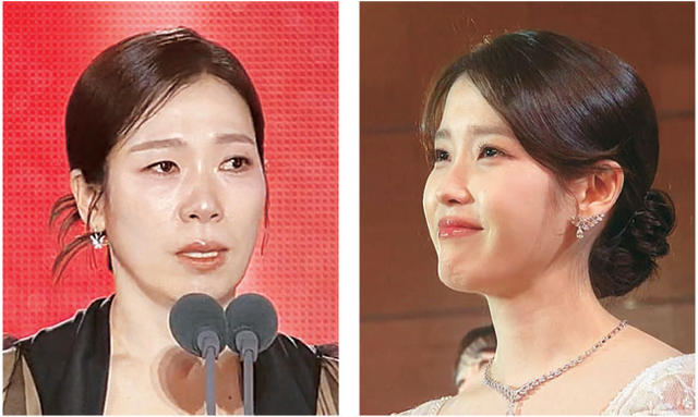 염혜란(왼쪽 사진) 배우가 5일 ‘제61회 백상예술대상 with 구찌’에서 방송부문 여자 조연상을 받고 수상 소감을 말하는 동안 드라마 ‘폭싹 속았수다’에서 딸 역으로 나온 아이유(오른쪽)가 눈시울을 붉히고 있다. 유튜브 캡처