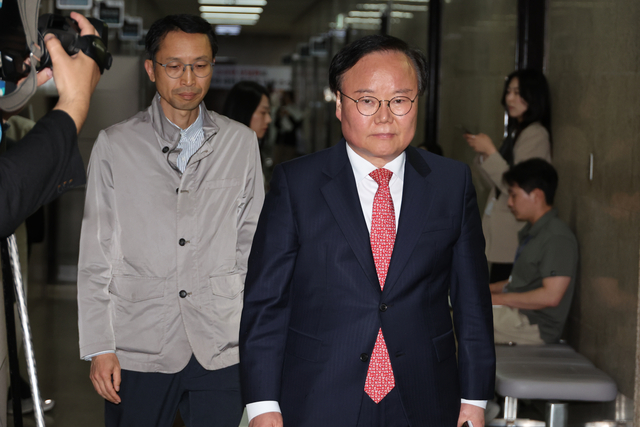 김문수 국민의힘 대선 후보 측의 김재원 비서실장(오른쪽)이 9일 서울 여의도 국회에서 재개된 국민의힘 김문수 대선 후보와 무소속 한덕수 대선 예비 후보 간의 단일화 협상에 참석하고 있다. 연합뉴스