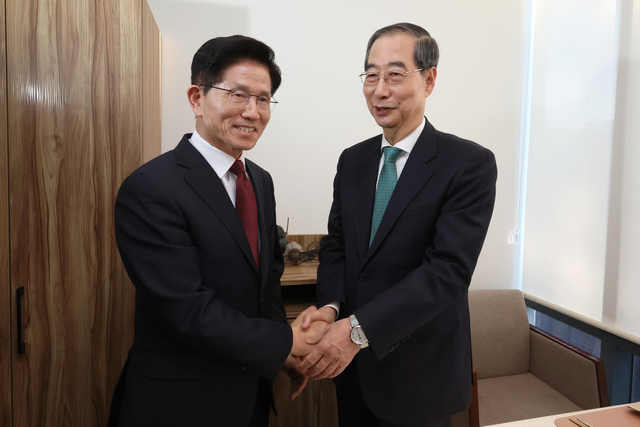 김문수 국민의힘 대선 후보(왼쪽)과 한덕수 무소속 예비후보. 뉴시스