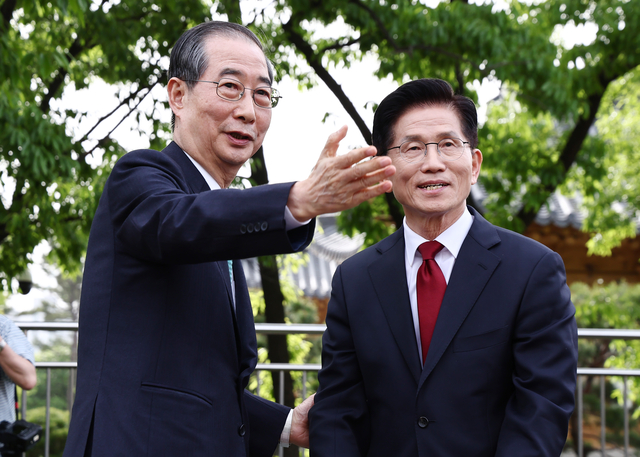 김문수 국민의힘 대선후보와 무소속 한덕수 대선 예비후보가 8일 서울 국회 사랑재에 위치한 커피숍에서 만나 회동하고 있다. 공동취재단