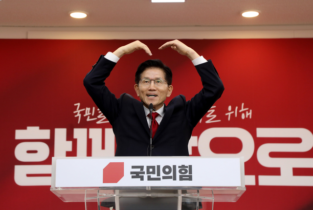 김문수 국민의힘 대선 후보가 9일 경기도 수원시 장안구 경기도당에서 열린 경기도당 선거대책위원회 발대식에서 당원들을 향해 인사하고 있다. 김문수 후보 캠프 제공