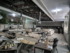천안 웨딩홀서 천장 석고보드 떨어져 10명 부상
