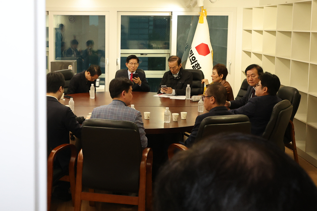 국민의힘 김문수 국민의힘 대선 후보가 10일 여의도 당사 대통령 후보실에서 캠프 관계자들과 당 지도부의 대선 후보 교체 강행과 관련햔 대책을 논의하고 있다. 연합뉴스