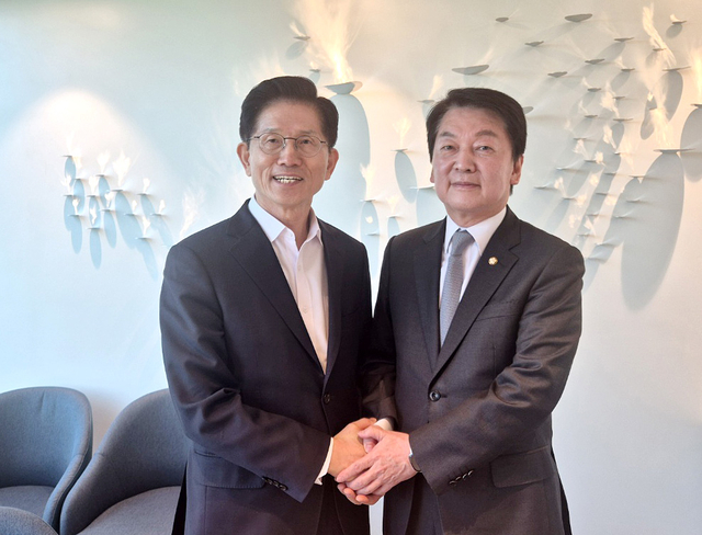 안철수 국민의힘 의원이 지난 7일 서울 여의도 모처에서 김문수 대선 후보와 만나 기념촬영을 하고 있는 모습. 안철수 의원실 제공 연합뉴스