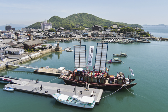기항지인 후쿠야마시 도모노우라에 도착한 조선통신사선. 부산예술단이 지역관계자와 주민들 앞에서 선상 공연을 펼치고 있다. 국립해양유산연구소 제공