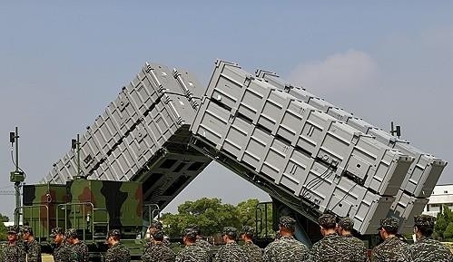 대만의 슝펑 미사일 발사 시스템 앞을 군인들이 지나가고 있다. EPA 연합뉴스