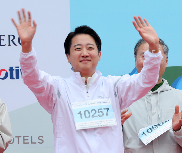 이준석 개혁신당 대선 후보가 11일 오전 부산 해운대구 벡스코 일대에서 열린 다이아몬드브릿지 걷기축제에 참가해 시민들에게 인사하고 있다. 연합뉴스