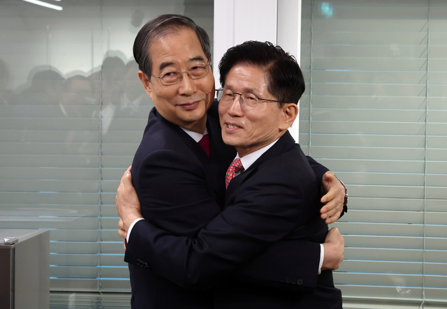 국민의힘 김문수 대선 후보와 한덕수 전 국무총리가 11일 서울 여의도 국민의힘 대선후보 사무실에서 회동을 마친 뒤, 포옹하고 있다. 연합뉴스(공동취재)