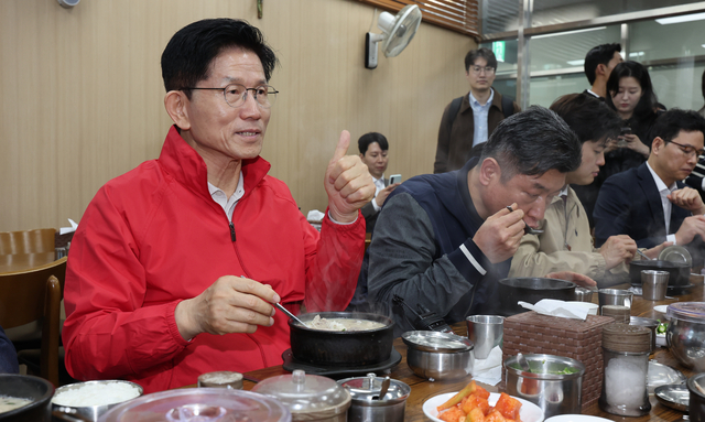 제21대 대통령 선거 공식 선거운동 첫날인 12일 김문수 국민의힘 대선 후보가 서울 송파구 가락시장을 찾아 상인들과 순대국밥을 먹으며 대화하고 있다. 연합뉴스