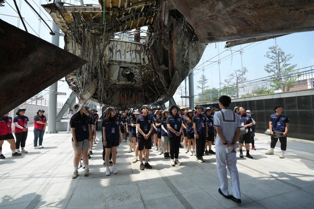 대한민국재향군인회 주최 2024 국토대장정에 참가한 대학생들이 경기 평택 2함대사령부 내 북한 어뢰에 격침됐던 천안함을 관람하고 있다. 대한민국재향군인회 제공