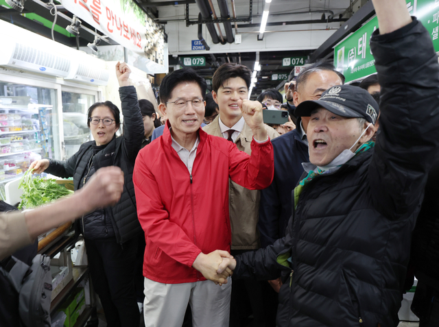제21대 대통령 선거 공식 선거운동 첫날인 12일 국민의힘 김문수 대선 후보가 서울 송파구 가락시장을 찾아 상인들과 인사하고 있다. 연합뉴스