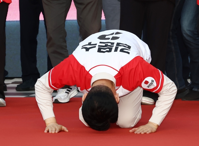 국민의힘 김문수 대선 후보가 12일 대구 서문시장에서 유세 중 큰절하고 있다. 사진공동취재단
