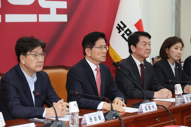 국민의힘 김문수 대선 후보가 11일 서울 여의도 국회에서 열린 중앙선거대책위원회 회의에서 발언하고 있다. 연합뉴스