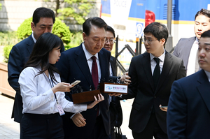 [속보]‘내란혐의’ 윤석열 첫 법원 공개 출석…포토라인 굳은 표정, 말없이 통과