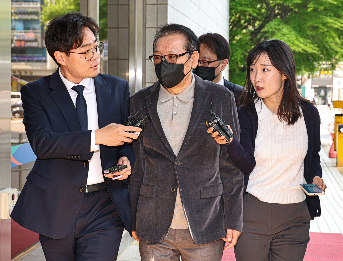 건진법사, 2차 공판 출석…  ‘김여사 목걸이’ 질문엔 묵묵부답