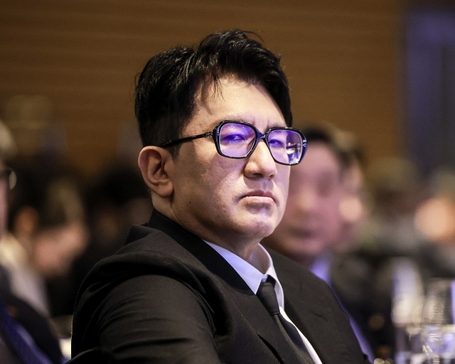 방시혁 하이브 의장이 지난 2월 20일 서울 영등포구 FKI타워에서 열린 한국경제인협회 제64회 정기총회에 참석해 있다. 뉴시스