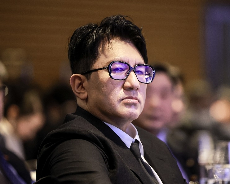 “김범수 SM엔터 시세조종 재판 나오라”…방시혁이 법원에 호출당한 이유