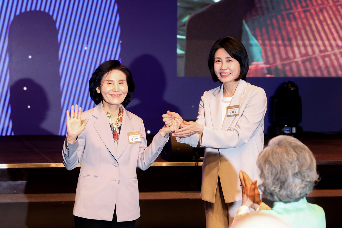 김혜경·설난영 여사, 선거운동 첫날 조계종 행사서 만나 인사