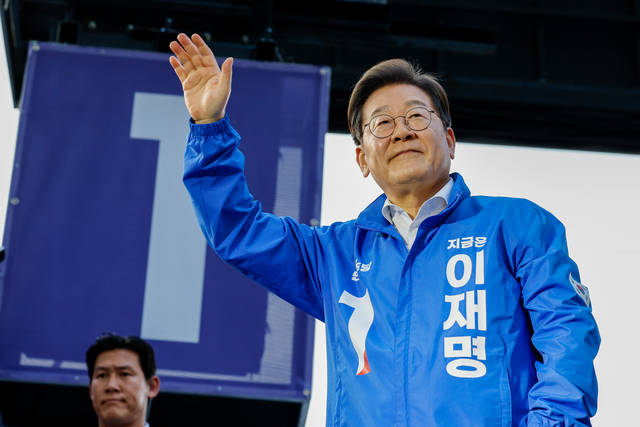 이재명 더불어민주당 대선 후보가 12일 대전광역시 으느정거리 스카이로드에서 열린 유세에서 대전 시민들에게 인사하고 있다. 연합뉴스
