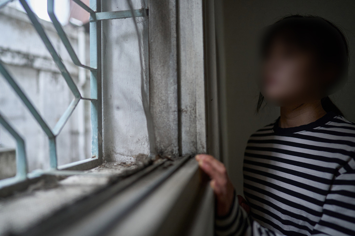 창문 판자로 막고 대형견 풀어 감시까지…성매매 여성 감금해 대금 뜯어낸 내연남녀