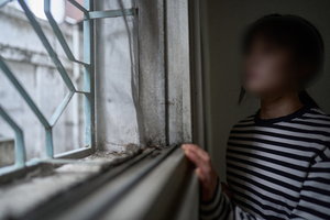 창문 판자로 막고 대형견 풀어 감시까지…성매매 여성 감금해 대금 뜯어낸 내연남녀