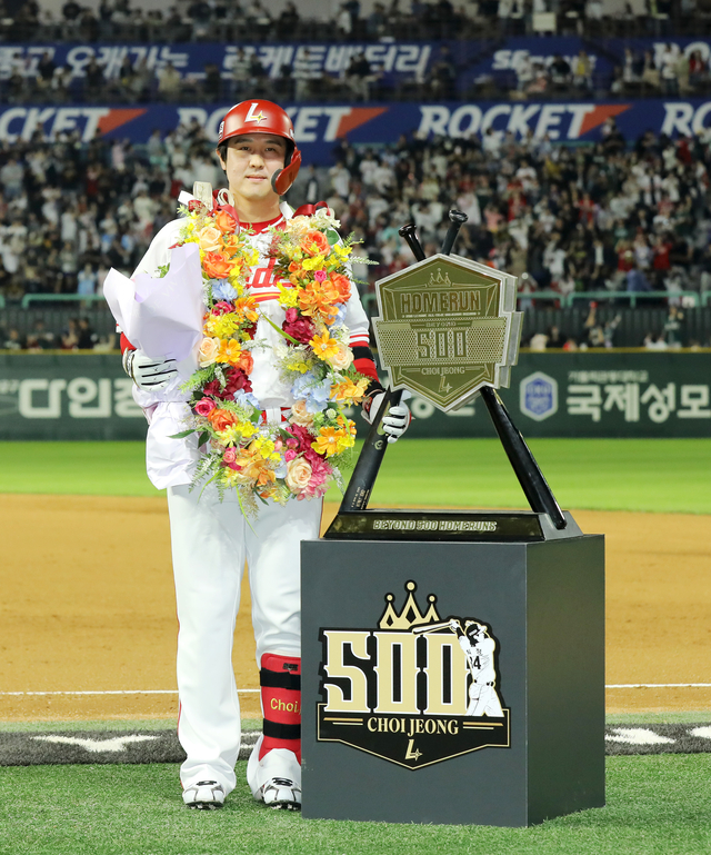 SSG의 최정이 13일 인천SSG 랜더스필드에서 열린 NC와의 홈경기에서 6회 말 2사 1루에서 KBO리그 최초 500호 홈런을 친 뒤 기념 트로피 앞에서 포즈를 취하고 있다. SSG 제공