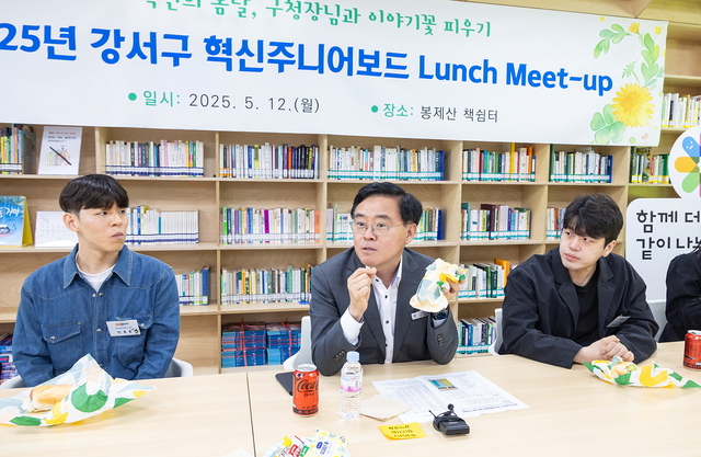 진교훈(가운데) 서울 강서구청장이 12일 봉제산 책쉼터에서 젊은 공무원들과 점심을 함께하며 소통하고 있다. 강서구청 제공