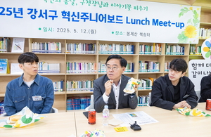 젊은 공무원과 구청장이 함께 걷는, 강서구 ‘소통과 혁신의 현장’