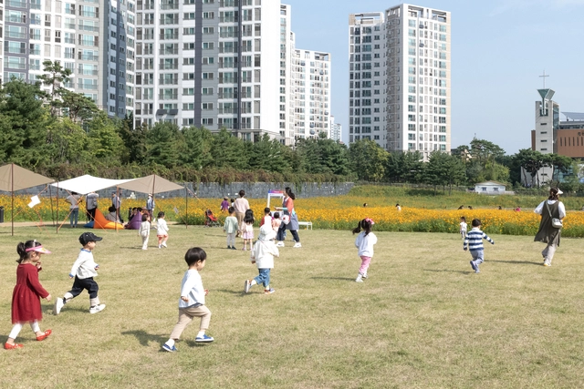서울 동대문구 전농동 ‘지식의 꽃밭’에서 아이들이 뛰놀고 있다. 동대문구청 제공