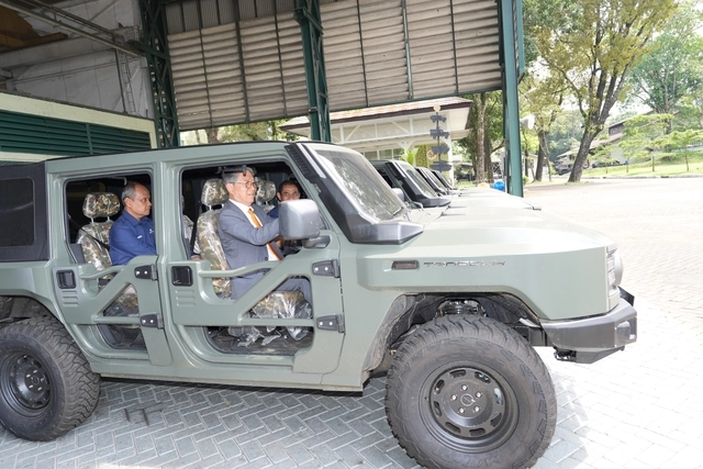 KG모빌리티(KGM)가 인도네시아 국영 방산기업 ‘핀다드(PT Pindad)’와 ‘렉스턴 KD’ 공급 물량 및 사업 확대를 위한 주요 조건 합의서(HOA)를 체결했다. KGM 제공.