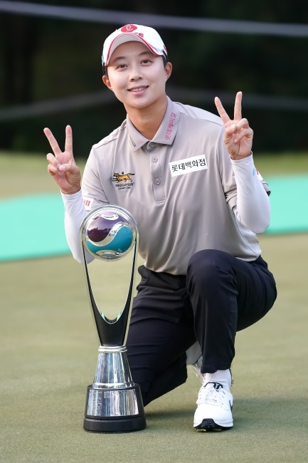 김효주가 11일 경기 고양의 뉴코리아CC에서 막 내린 LET 아람코 코리아 챔피언십에서 2연패를 성공한 뒤 트로피와 함께 기념사진을 찍고 있다. 아람코 코리아 챔피언십 조직위원회 제공