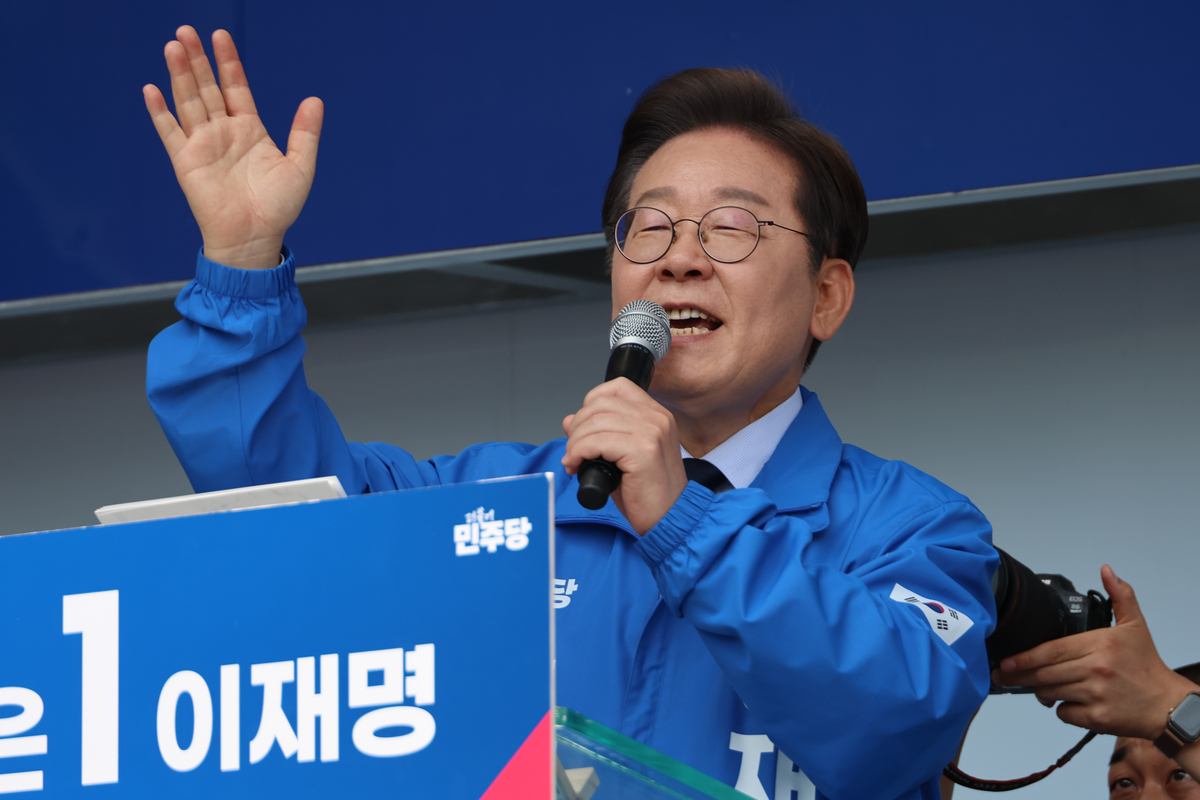 “경북 안동에서 자랐는데, 왜 ‘우리는 남이가’ 안 해주나?” TK 방문한 이재명의 호소