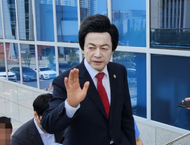 신도를 성추행한 혐의로 고소당한 허경영 국가혁명당 명예대표가 12일 오후 경기북부경찰청에 조사를 받기 위해 출석하고 있다. 뉴시스