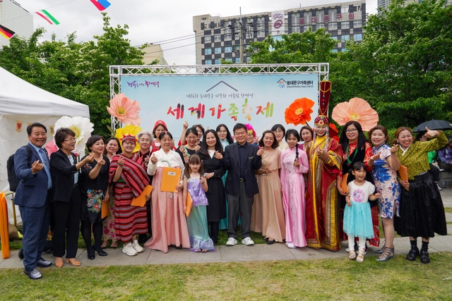 지난해 다문화 어울림 한마당 세계가족축제 참가자들이 기념촬영을 하고 있다. 동대문구청 제공