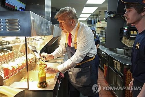 지난 대선 당시 맥도날드서 감자튀김 만드는 트럼프 대통령. AP 연합뉴스