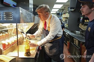 트럼프 ‘햄버거 사랑’ 화답?…맥도날드, 5년 만 채용 확대