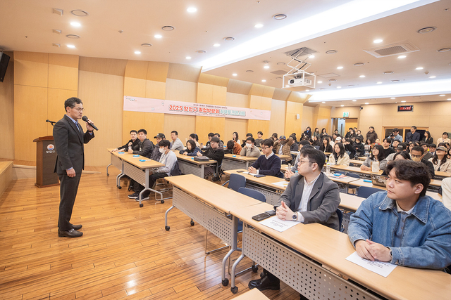 이기재 서울 양천구청장이 지난달 열린 ‘2025 양천구 취업박람회 직무토크콘서트’에서 청년들과 대화하고 있다. 양천구청 제공