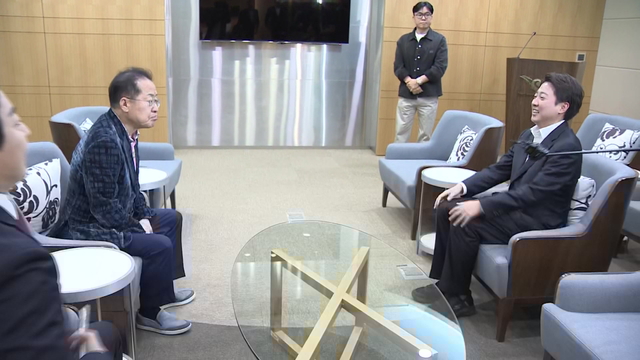 지난 10일 미국으로 출국하는 홍준표 전 대구시장이 인천국제공항 귀빈실에 배웅 나온 개혁신당 이준석 대선 후보를 만나고 있다.  연합뉴스