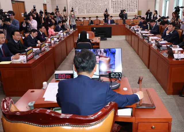 14일 서울 여의도 국회에서 열린 법원조직법·공직선거법·헌법재판소 등을 심사하는 법제사법위원회 전체회의에서 더불어민주당 소속 정청래 위원장이 의사봉을 두드리고 있다. 연합뉴스
