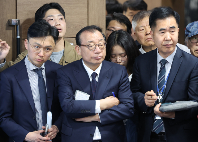 한덕수 전 국무총리 캠프에 합류한 이정현 전 새누리당 대표(가운데)가 2일 서울 여의도 국회 소통관에서 한 전 총리의 인터뷰를 지켜보고 있다.  연합뉴스