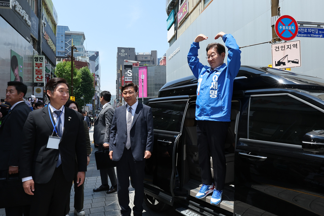 이재명 더불어민주당 대선 후보가 14일 부산 부산진구 서면에서 시민들에게 하트를 만들고 있다. 공동취재단