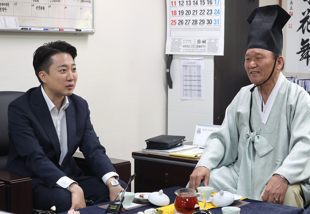 개혁신당 이준석 대선 후보가 14일 부산 동래구 부산시유림회관을 방문해 성균관유도회 양연모 전교 등과 간담회를 하고 있다. 연합뉴스