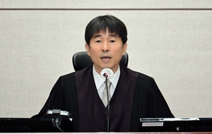 “‘룸살롱 술접대’ 판사 판결 신뢰하겠나” …민주, 지귀연에 파상공세
