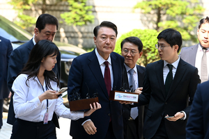 법원 공개출석 윤석열, 포토라인 말없이 통과
