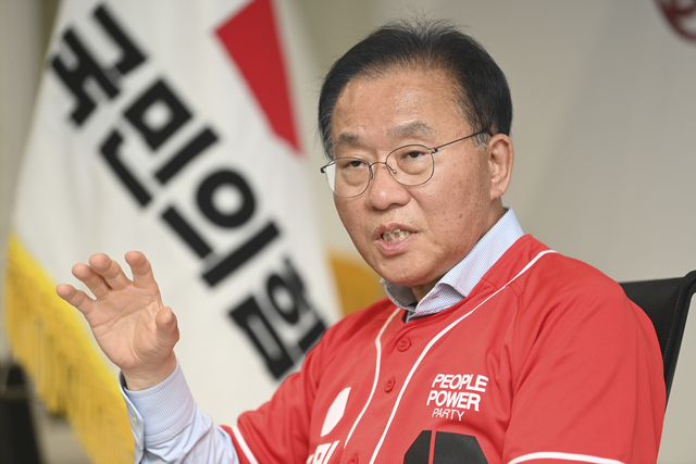 윤재옥 국민의힘 선거대책위원회 총괄선거대책본부장이 14일 서울 영등포구 여의동 당사에서 문화일보와 인터뷰하고 있다. 백동현 기자