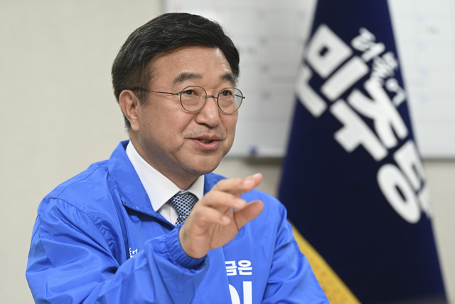 윤호중 더불어민주당 선거대책위원회 총괄선거대책본부장이 14일 서울 영등포구 여의동 당사에서 문화일보와 인터뷰하고 있다. 백동현 기자